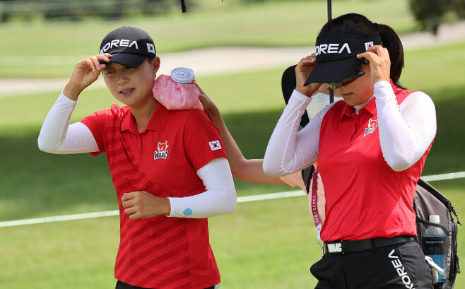 2020 도쿄 올림픽 여자 골프 대표 김효주(왼쪽)가 고진영과 함께 2일 일본 가스미가세키CC에서 연습하고 있다. 폭염 속에서 컨디션을 유지하고 체력을 소모하지 않기 위해 대표선수들은 얼음주머니를 활용하고 있다. 사이타마ㅣ연합뉴스