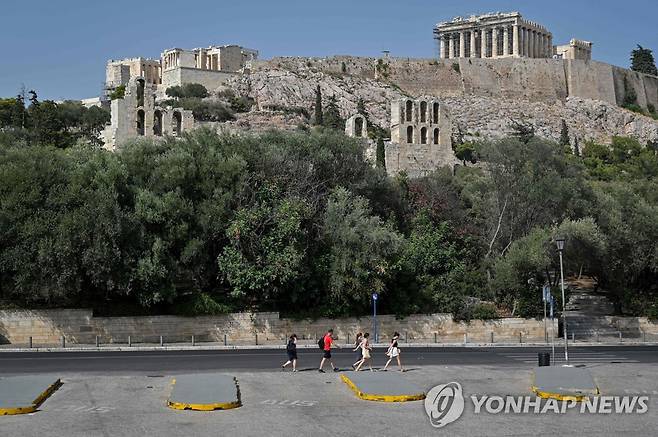 그리스 아테네의 아크로폴리스. 불볕더위에 방문객이 급감하면서 주차장도 텅 비었다. 2021.8.2. [AFP=연합뉴스]