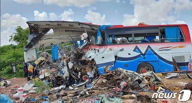 3일(현지시간) 아프리카 말리 세고우 마을에서 20km 떨어진 지점에서 버스와 화물트럭이 충돌해 41명이 사망하는 사건이 발생했다. (트위터 갈무리)© 뉴스1