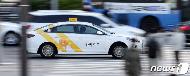 4일 업계에 따르면 카카오모빌리티는 지난 2일부터 빠른 택시 배차 서비스 '스마트호출' 비용을 기존 1000원에서 0~5000읜 탄력 요금제로 변경했다. 2021.4.8/뉴스1 © News1 박지혜 기자