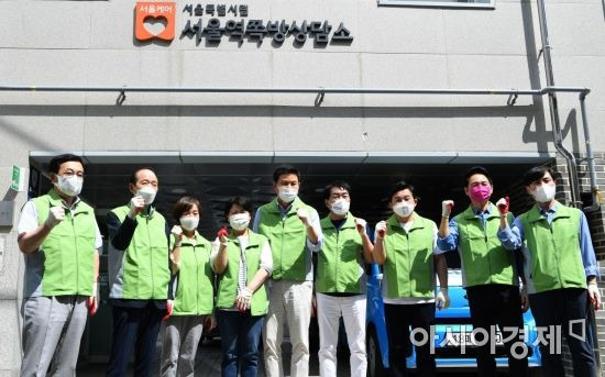 국민의힘 경선 후보자들이 4일 서울 용산구 동자동 봉사활동에 앞서 사진 촬영을 하고 있다./국회사진기자단