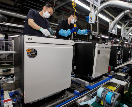LG전자 직원들이 경남 창원시에 있는 식기세척기 생산라인에서 디오스 식기세척기 오브제컬렉션을 생산하고 있다. <LG전자 제공>
