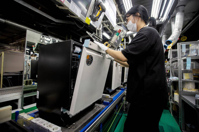 전자 직원들이 경남 창원시에 있는 식기세척기 생산라인에서 디오스 식기세척기 오브제컬렉션(모델명: DUBJ2EA)을 생산하고 있는 모습.