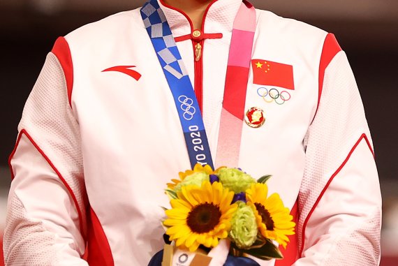 도쿄올림픽 사이클 트랙 여자 스프린트 단체전에서 금메달을 딴 중국 대표팀의 바오샨주가 2021년 8월 2일 시상대에 오른 모습. 왼쪽 가슴에 마오쩌둥을 상징하는 배지가 눈에 띈다./사진=뉴스1