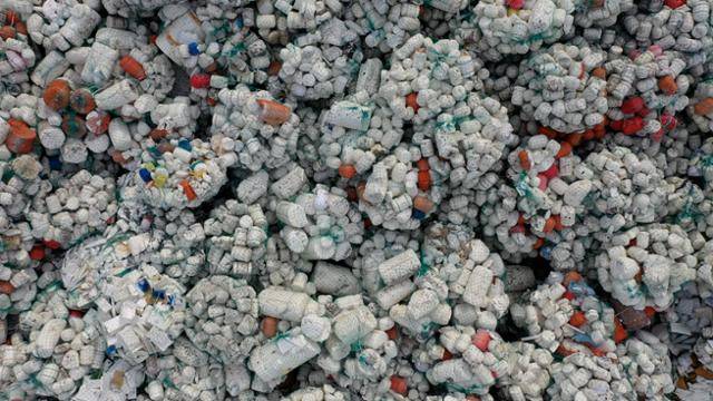 지난달 22일 경남 통영의 어업용 스티로폼 처리시설에 폐스티로폼 부표가 쌓여있다. 현유리 PD