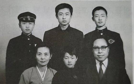 최재형 전 감사원장의 고등학교 시절 서울 동교동에서 찍은 가족사진. 뒷줄 오른쪽이 최 전 원장이다. [최재형 캠프 제공]