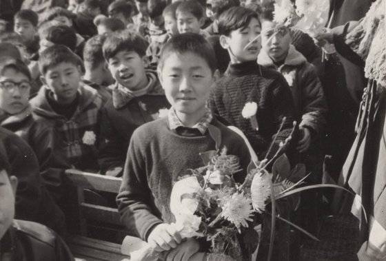 1969년 서울 남산초등학교 졸업식에서 졸업 축하 꽃다발을 든 최재형 전 감사원장. [최재형 캠프 제공]