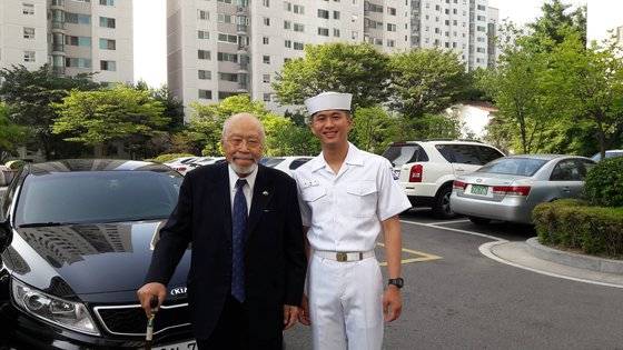 휴가 나온 최재형 전 감사원장의 장남 영진씨와 부친 최영섭 전 예비역 해군 대령. 최 전 원장이 사진을 찍었다. [최재형 캠프 제공]