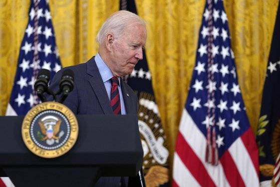 조 바이든 미국 대통령은 3일 기자들과 문답에서 성추행 사실이 인정된 앤드루 쿠오모 뉴욕주지사는 사임해야 한다고 말했다. [AP=연합뉴스]