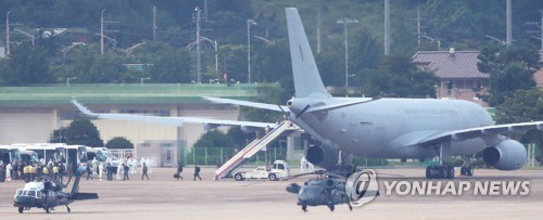 지난 7월 20일 공군 다목적 공중급유수송기(KC-330)로 서울공항에 도착한 청해부대 34진 문무대왕함의 장병들이 치료-격리시설로 향하는 버스로 이동하고 있다. 연합뉴스