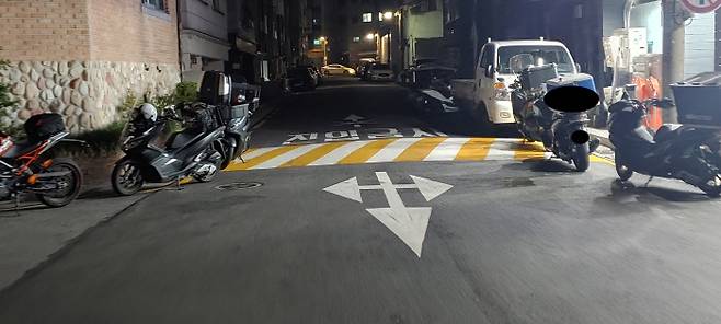 서울 송파구의 한 주택가 골목에 지난달 29일 배달 오토바이들이 줄지어 불법주차돼 있다.