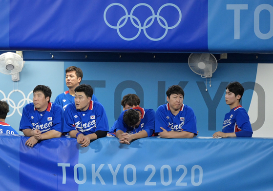 Korean players look on as Japan wins a semifinal game between the two countries in the baseball tournament at the 2020 Tokyo Olympics at Yokohama Stadium in Yokohama on Wednesday. [JOINT PRESS CORPS]