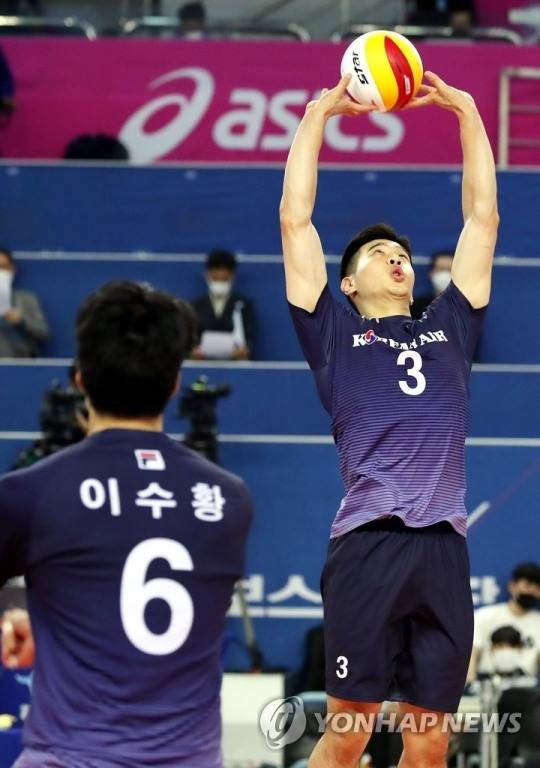 공격을 하기 위해 볼을 띄워주는 토스(Toss)는 일본식 영어이다. 정확한 영어 표현은 세트(Set)이다. 사진은 대한항공 세터 황승빈이 볼을 띄우는 모습. [연합뉴스 자료사진]