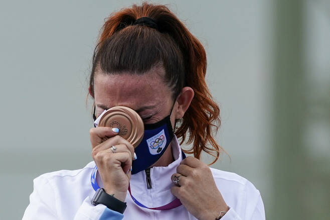 인구 3만4000명의 소국 산 마리노에서 역대 올림픽 첫 메달을 획득한 알렉산드라 페릴리가 사격 여자 트랩에서 동메달을 획득한 후 감격해 하고 있다. [AP]