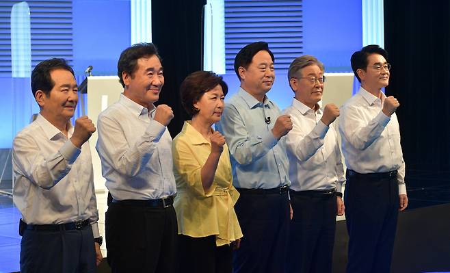 4일 오후 서울 마포구 상암동 YTN미디어센터에서 열린 더불어민주당 대선 예비후보 토론회를 앞두고 정세균(왼쪽부터), 이낙연, 추미애, 김두관, 이재명, 박용진 후보가 기념촬영을 하고 있다. [연합]