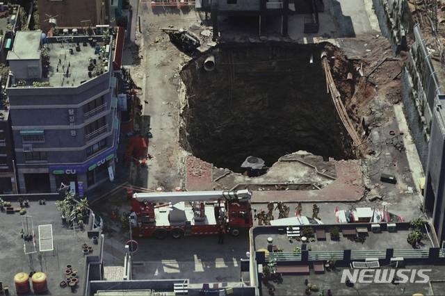 [서울=뉴시스] 영화 '싱크홀' 스틸. (사진=쇼박스 제공) 2021.08.03 photo@newsis.com