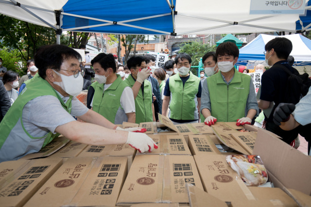 서병수(왼쪽부터) 경선준비위원장, 원희룡, 황교안, 안상수, 하태경 후보와 이준석 대표가 삼계탕 배달 준비를 하고 있다./국회사진기자단