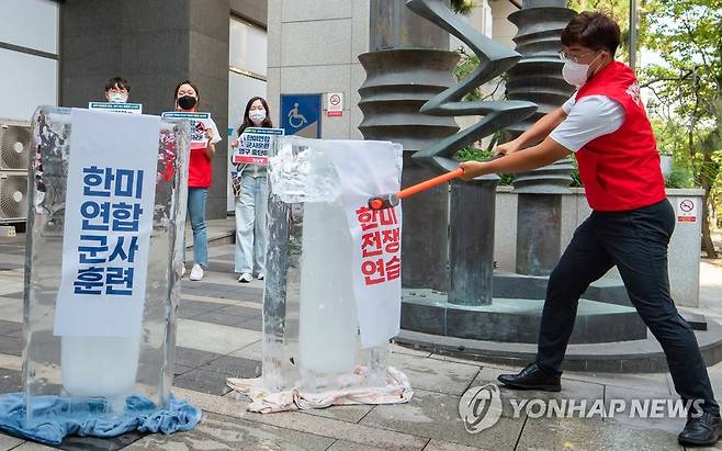 한미연합훈련 중단 촉구 얼음 깨기 퍼포먼스 (부산=연합뉴스) 노정현 진보당 부산시당위원장이 4일 오전 부산 미 영사관 앞에서 한미연합군사훈련 중단을 촉구하며 대형 얼음을 깨는 퍼포먼스를 하고 있다. 2021.8.4 [진보당 부산시당 제공·재판매 및 DB 금지] pitbull@yna.co.kr