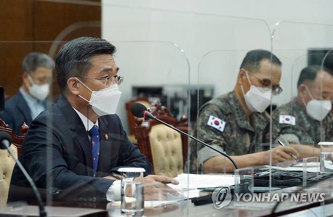 군 주요 지휘관 보고 회의 보고하는 서욱 국방장관 (서울=연합뉴스) 서욱 국방부 장관이 4일 오전 청와대 여민관 소회의실에서 열린 군 주요 지휘관 보고 회의에서 문재인 대통령에게 보고 하고 있다.  2021.8.4 [청와대 제공. 재판매 및 DB금지] jjaeck9@yna.co.kr