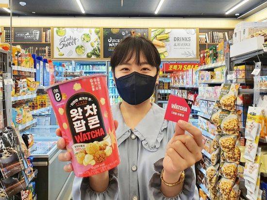 이마트24 모델이 왓챠 팝콘을 소개하고 있다(사진제공=이마트24).