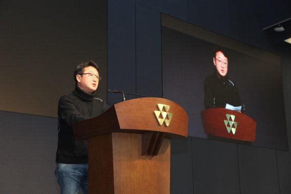 이웅열 코오롱그룹 회장이 2018년 11월 28일 오전 서울 마곡동 코오롱원앤온리타워에서 자신의 퇴임을 밝히고 있다.