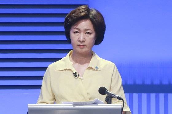 추미애 더불어민주당 대선 경선 후보가 지난 4일 서울 마포구 YTN미디어센터에서 열린 YTN 주최 TV토론에 참석, 토론회 준비를 하고 있다. [국회사진기자단]