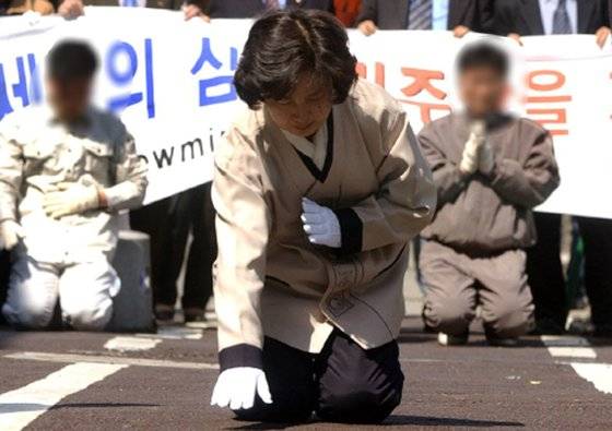 지난 2004년 4월 4일 당시 민주당 선대위원장이었던 추미애 법무부 장관이 광주역 앞에서 ‘3보 1배’ 행진을 하고 있다. 중앙포토
