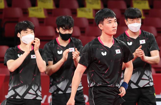 4일 일본 도쿄체육관에서 열린 도쿄올림픽 남자 탁구 단체전 한국-중국 준결승에서 마룽과의 단식에 나선 이상수가 득점하자 선수들이 박수치고 있다. [화면출처 : 연합뉴스]