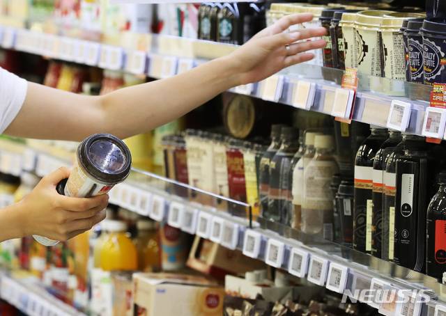 [서울=뉴시스] 백동현 기자 = 낮에는 폭염, 밤에는 열대야가 이어지는 요즈음 아이스커피를 찾는 소비자가 늘고 있는 가운데 숙면을 방해하는 카페인이 함유되지 않은 디카페인 커피 판매량이 증가하고 있다. 편의점, 마트 등에서 간편하게 구입할 수 있는 RTD(Ready To Drink) 커피를 비롯해 커피 프랜차이즈 음료, 집이나 회사, 캠핑에서 즐길 수 있는 커피믹스까지 다양하다. 16일 오전 서울 용산구 대형마트에서 시민들이 커피 코너를 둘러보고 있다. 2021.07.16 livertrent@newsis.com