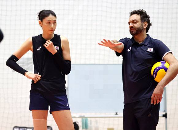 도쿄올림픽 여자배구 브라질과의 4강전을 하루 앞둔 5일 오후 일본 시오하마시민체육관에서 열린 대표팀 훈련에서 스테파노 라바리니 감독이 김연경과 대화하고 있다. 2021.8.5 연합뉴스
