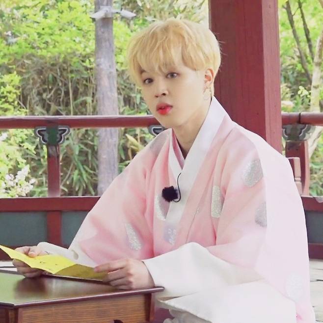 꽃도령 납시오~ 방탄소년단 지민, 장원 급제급 꽃미모..전 세계 규수들 '콩닥콩닥♥'