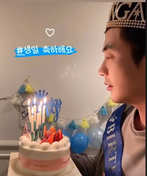 Son Tae-young posted a picture on his Instagram story on the 5th with an article entitled Happy Birthday.Inside the picture is a scene where Kwon Sang-woo is wearing a band and a crown to celebrate his birthday in a shoulder and blowing Candlelight.Kwon Sang-woo, who celebrated his birthday on the 5th of this month, is showing off his warm visuals through a picturesque sideline.Meanwhile, Son Tae-young and Kwon Sang-woo couple have one male and one female in 2008 marriage.