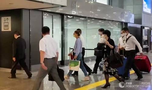 도쿄 나리타 공항에 들어서는 치마노우스카야(가운데 청바지 차림) [리아노보스티=연합뉴스]