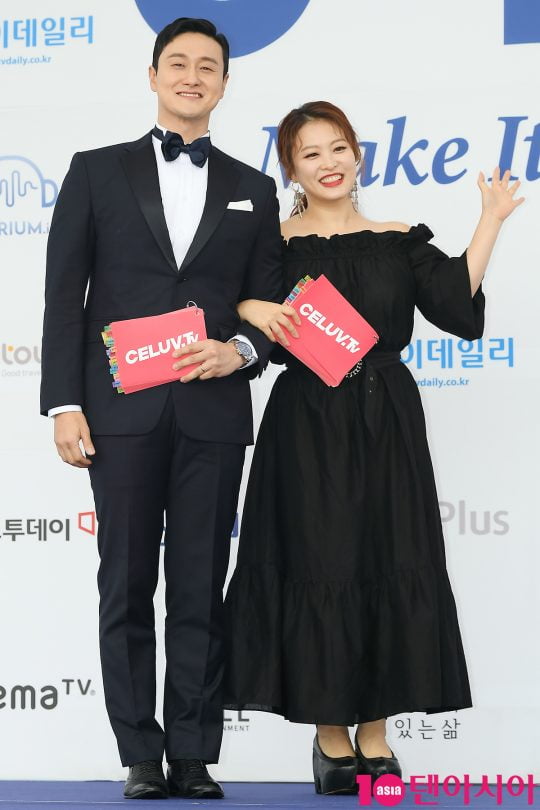 The comedian Wonhyo Kim and Sim Jin-hwa apologized for the mass food poisoning incident in the franchise Witch Kimbap, which was a franchisee.It didnt happen in the store they were running, but they felt moral responsibility and bowed their heads.Sim Jin-hwa wrote on his instagram on the 6th, I am sorry to many people who love and save the witch kimbap. We are also sincere as people who share witch kimbap.Some people ask about the relationship with a specific store, but now the recovery of those who are sick and damaged is the first, he added. I hope that everyone who has suffered the damage will be happy.As for the late apology, he said, I was very careful that many of the store owners in other stores would be affected by our official actions.About 200 patients were diagnosed with mass food poisoning at the Witch Kimbap store in Bundang, Gyeonggi Province.Then criticism spread to the Wonhyo Kim and Sim Jin-hwa couple who run the franchise store.These couples have been promoting Witch Kimbap through broadcasting and SNS, and many have raised their responsibility for the two.Wonhyo Kim later drew a line on his instagram saying, Its not our store, when a netizen mentioned the food poisoning incident.Sim Jin-hwa also blocked the comment feature of the recent post; as criticism grew over it, the pair eventually posted an apology.I am sorry to many people who love and care for witch kimbap. We sincerely apologize for the witch kimbap people.I sincerely hope and pray that the sick people will be happy as soon as possible.Some people ask about the relationship with a specific store, but now the recovery of those who are sick and affected is the first. I hope that everyone who has suffered again will be able to get better.I was very careful that our official actions would have been avoided by many other store owners. Im sorry the apology was delayed.Wonhyo Kim Sim Jin-hwa Dream.