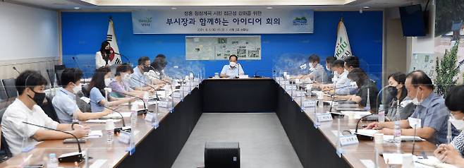 김종석 부시장(가운데) 등 시 관계자들이 의견을 나누고 있다.(사진=양주시 제공)