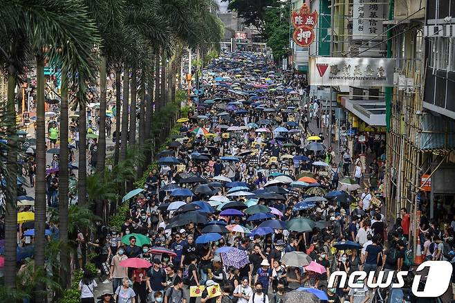 2019년 7월 15일(현지시간) 홍콩 시민들이 우산을 들고 행정장관 직선제 등을 요구하는 민주화 시위를 하던 모습. © AFP=뉴스1 © News1 우동명 기자