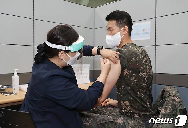 30세 이상 장병이 코로나19 백신 접종. (국방일보 제공) © 뉴스1