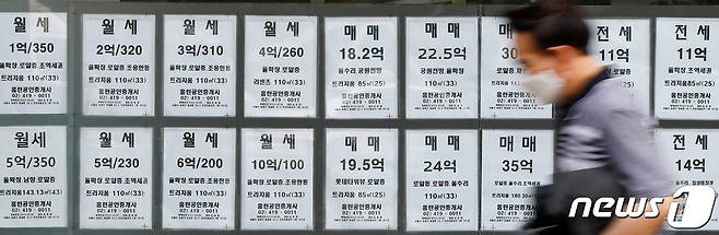 서울 시내 공인중개사 사무소에 매물 정보가 붙어있다. © News1 안은나 기자
