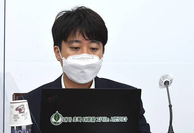 국민의힘 이준석 대표가 5일 서울 여의도 국회에서 열린 최고위원회의에서 자료를 살펴보고 있다. /국회사진기자단