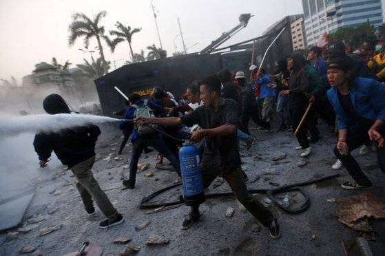 2019년 9월 인도네시아 자카르타에서 '혼전순결법' 반대 시위 참가자가 소화기를 뿌리고 있다. 당시 법안은 혼전 성관계에 대한 처벌 외에도 응급의료나 강간의 경우가 아닌 낙태는 최대 징역 4년형에 처할 수 있다는 내용을 포함하고 있었다. [로이터=연합뉴스]