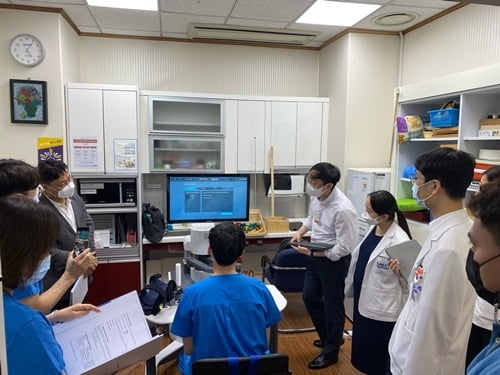 큐렉소 관계자는 서울대병원 의료진에게 인모션 암 사용법을 설명하고 있다/ 사진 제공=큐렉소