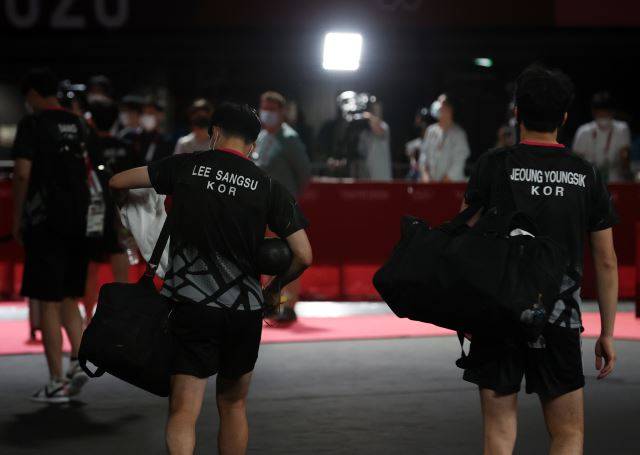 짐을 싸고 퇴장하는 대표팀 선수들. 연합뉴스