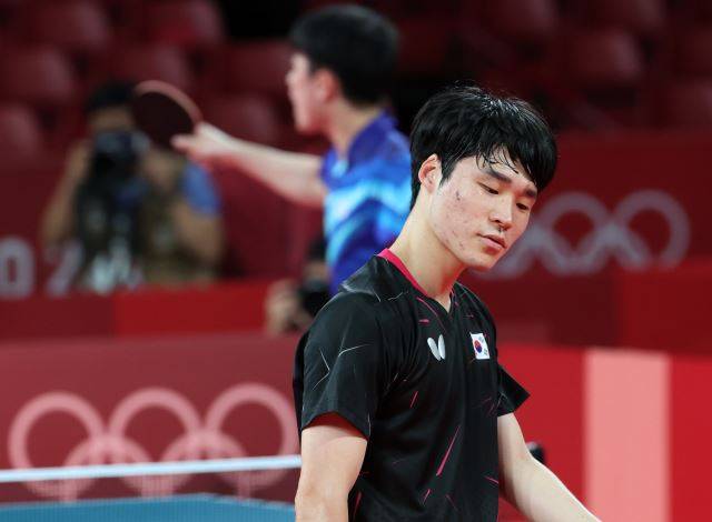 아쉬워하는 장우진(오른쪽). 연합뉴스