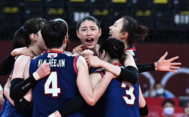 김연경이 4일 도쿄 아리아케 아레나 경기장에서 열린 여자배구 8강전 터키와의 대결에서 공격을 성공시킨 후 기뻐하고 있다. 도쿄=김지훈 기자