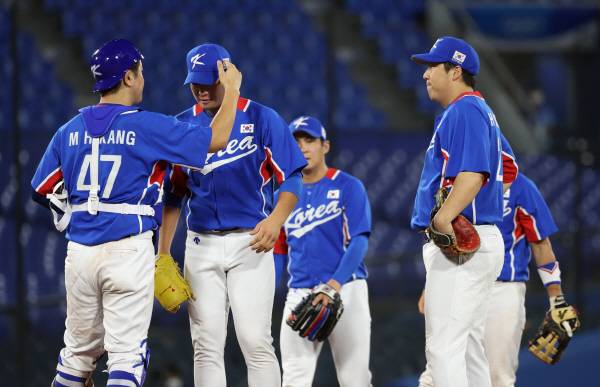 지난 5일 일본 요코하마 스타디움에서 열린 도쿄올림픽 야구 한국과 미국의 '패자' 준결승 경기. 7회말 투수 김진욱이 교체되고 있다. [사진 = 올림픽사진공동취재단]