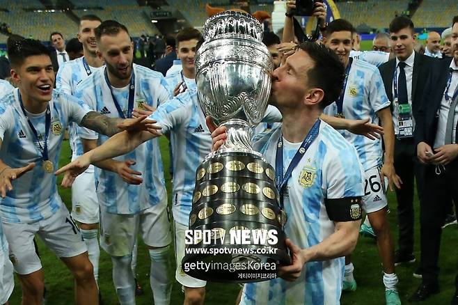 ▲ 리오넬 메시(우승컵에 입맞춤하는 이)