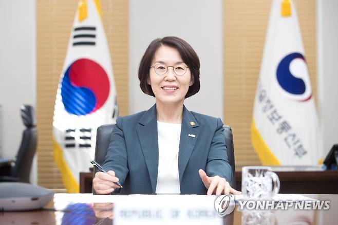 임혜숙 장관, G20 디지털장관회의 화상 참여 (서울=연합뉴스) 임혜숙 과학기술정보통신부 장관이 5일 오후 세종특별자치시 세종파이낸스센터 과기정통부 집무실과 이탈리아 트리에스테 간 대면 및 비대면으로 개최된 'G20 디지털장관회의'에서 화상으로 참여하고 있다.
임 장관은 오는 6일 G20 연구 장관회의도 영상회의로 참여한다. [과학기술정보통신부 제공. 재판매 및 DB 금지] photo@yna.co.kr