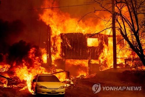 그린빌 마을을 덮친 '딕시' 산불 [AFP=연합뉴스]