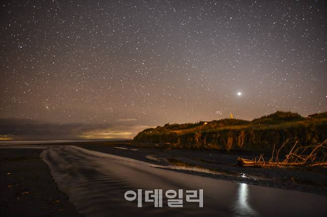 마타리키 성단이 떠오른 그레이트 배리어 섬