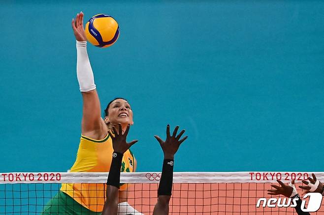 도핑 적발로 귀국한 브라질 여자배구 대표팀의 공격수 탄다라 카이세타가 "금지 약물이 몸에 우연히 들어갔다"고 주장했다.© AFP=뉴스1